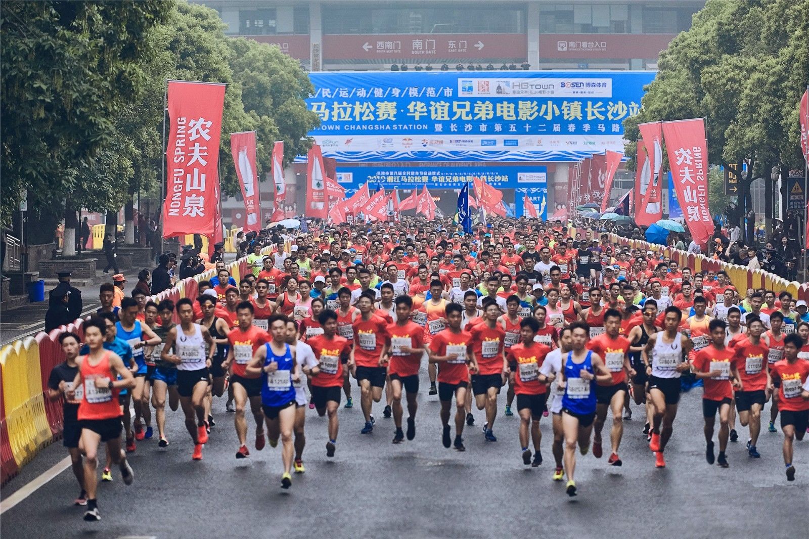 2019湘江马拉松赛长沙站鸣枪开跑 5000名选手参与竞跑